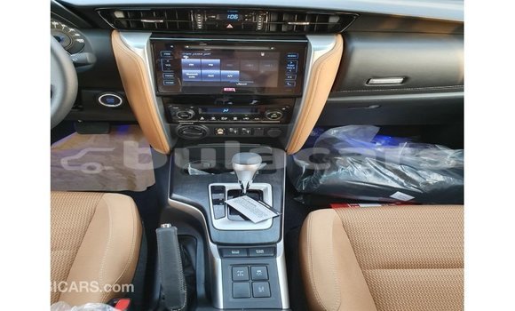 Acheter Import Voiture Toyota Fortuner Gris à Import - Dubai, Central Acheter Import Voiture Toyota Fortuner Gris à Import - Dubai, Central