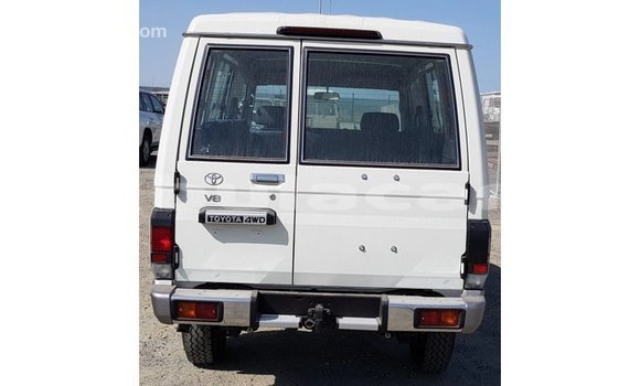 Acheter Import Voiture Toyota Land Cruiser Blanc à Import - Dubai, Central Acheter Import Voiture Toyota Land Cruiser Blanc à Import - Dubai, Central