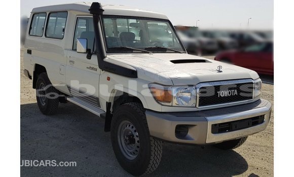 Acheter Import Voiture Toyota Land Cruiser Blanc à Import - Dubai, Central Acheter Import Voiture Toyota Land Cruiser Blanc à Import - Dubai, Central