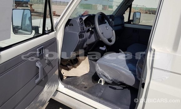 Acheter Import Voiture Toyota Land Cruiser Blanc à Import - Dubai, Central Acheter Import Voiture Toyota Land Cruiser Blanc à Import - Dubai, Central
