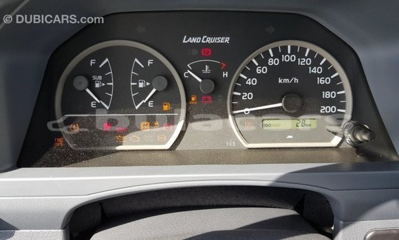 Acheter Import Voiture Toyota Land Cruiser Blanc à Import - Dubai, Central Acheter Import Voiture Toyota Land Cruiser Blanc à Import - Dubai, Central