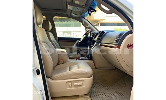 Buy Import Toyota Land Cruiser White Car in Import - Dubai in Central Buy Import Toyota Land Cruiser White Car in Import - Dubai in Central