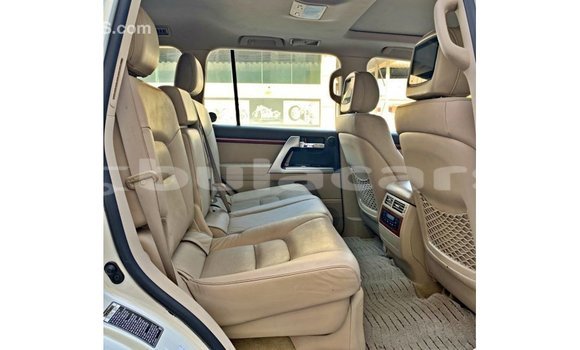 Buy Import Toyota Land Cruiser White Car in Import - Dubai in Central Buy Import Toyota Land Cruiser White Car in Import - Dubai in Central