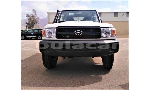 Acheter Import Voiture Toyota Land Cruiser Blanc à Import - Dubai, Central Acheter Import Voiture Toyota Land Cruiser Blanc à Import - Dubai, Central