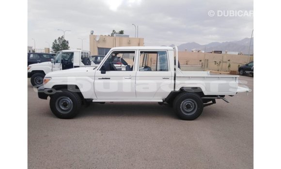 Acheter Import Voiture Toyota Land Cruiser Blanc à Import - Dubai, Central Acheter Import Voiture Toyota Land Cruiser Blanc à Import - Dubai, Central