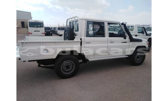 Acheter Import Voiture Toyota Land Cruiser Blanc à Import - Dubai, Central Acheter Import Voiture Toyota Land Cruiser Blanc à Import - Dubai, Central