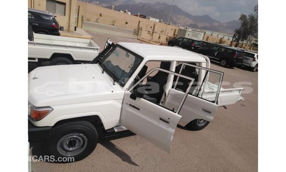 Acheter Import Voiture Toyota Land Cruiser Blanc à Import - Dubai, Central Acheter Import Voiture Toyota Land Cruiser Blanc à Import - Dubai, Central