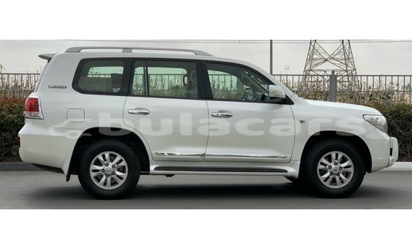 Buy Import Toyota Land Cruiser White Car in Import - Dubai in Central Buy Import Toyota Land Cruiser White Car in Import - Dubai in Central