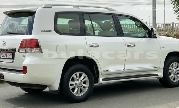 Buy Import Toyota Land Cruiser White Car in Import - Dubai in Central Buy Import Toyota Land Cruiser White Car in Import - Dubai in Central