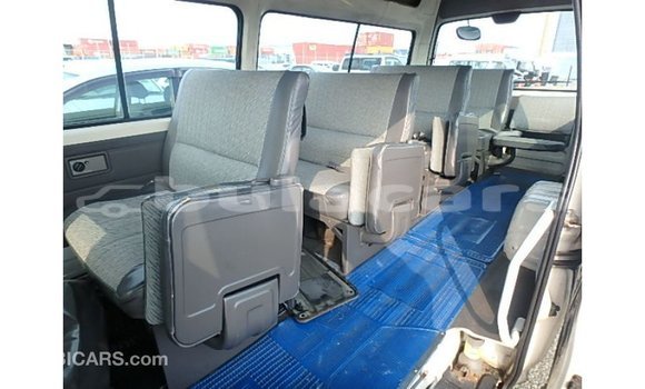 Acheter Import Voiture Nissan Caravan Blanc à Import - Dubai, Central Acheter Import Voiture Nissan Caravan Blanc à Import - Dubai, Central