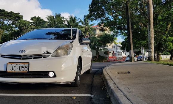 Buy Used Toyota Prius White Car in Suva in Central