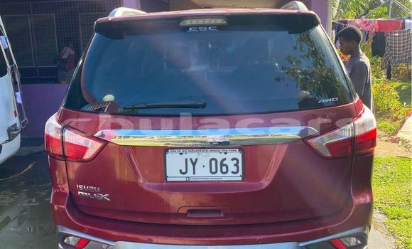 Acheter Occasion Voiture Isuzu MU-X Rouge à Suva, Central Acheter Occasion Voiture Isuzu MU-X Rouge à Suva, Central