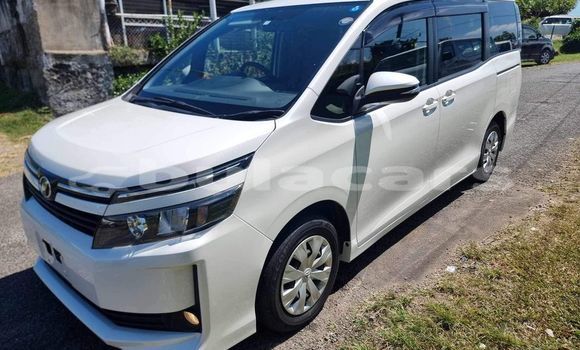 Acheter Occasion Voiture Toyota Voxy Blanc à Suva, Central Acheter Occasion Voiture Toyota Voxy Blanc à Suva, Central