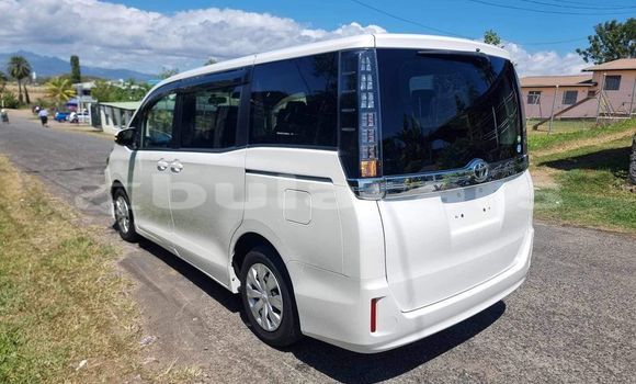 Acheter Occasion Voiture Toyota Voxy Blanc à Suva, Central Acheter Occasion Voiture Toyota Voxy Blanc à Suva, Central
