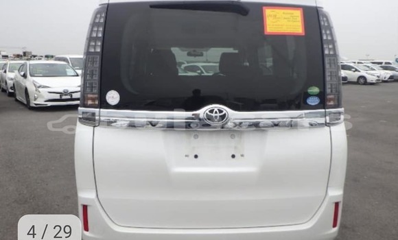 Acheter Occasion Voiture Toyota Voxy Blanc à Nadi, Western Acheter Occasion Voiture Toyota Voxy Blanc à Nadi, Western