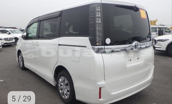 Acheter Occasion Voiture Toyota Voxy Blanc à Nadi, Western Acheter Occasion Voiture Toyota Voxy Blanc à Nadi, Western