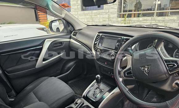 Acheter Occasion Voiture Mitsubishi Pajero Blanc à Suva, Central Acheter Occasion Voiture Mitsubishi Pajero Blanc à Suva, Central