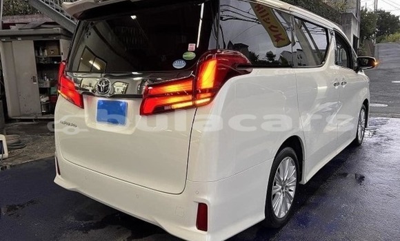 Buy Used Toyota Voxy White Car in Suva in Central Buy Used Toyota Voxy White Car in Suva in Central