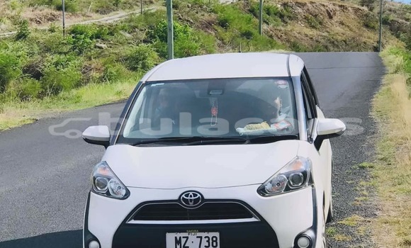 Buy Used Toyota Sienta White Car in Nasinu in Central