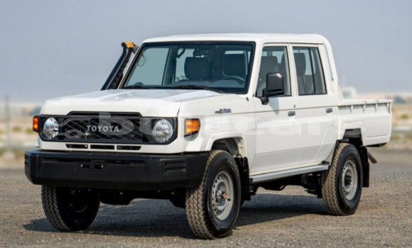 Buy Used Toyota Land Cruiser White Car in Suva in Central