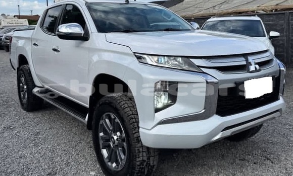 Buy Used Mitsubishi L200 White Car in Suva in Central