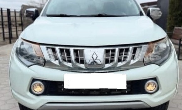 Buy Used Mitsubishi L200 White Car in Suva in Central